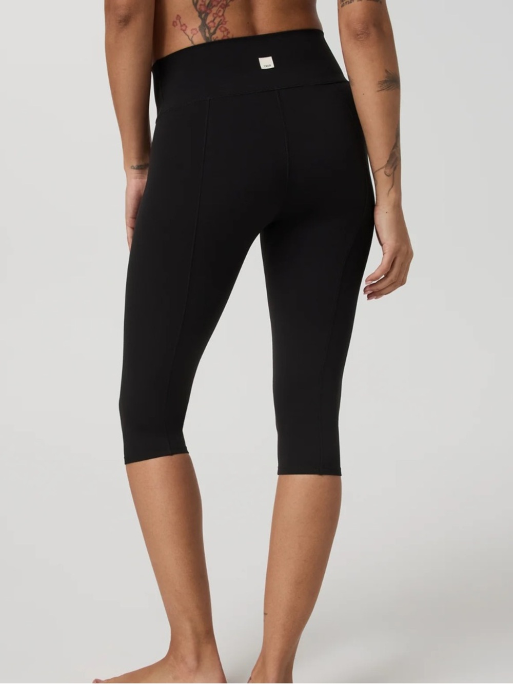 NWT Vuori AllTheFeels Shirred Crop Capri Size medium - Picture 3 of 8